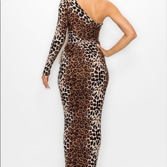 Maxi one shoulder peekaboo side beautiful dress👗 - Picture 2 of 3